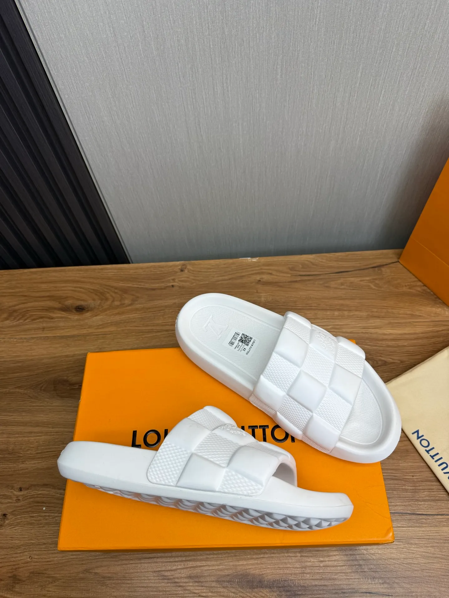 Men's shoes 💰260💰 ▪️LV's popular Little Red Book popular slippers hot sale: 1 shipment✅ Super textured and comfortable slippers, original TPU outsole. Authentic counter box drawer box packaging 🎁Size 38-45
